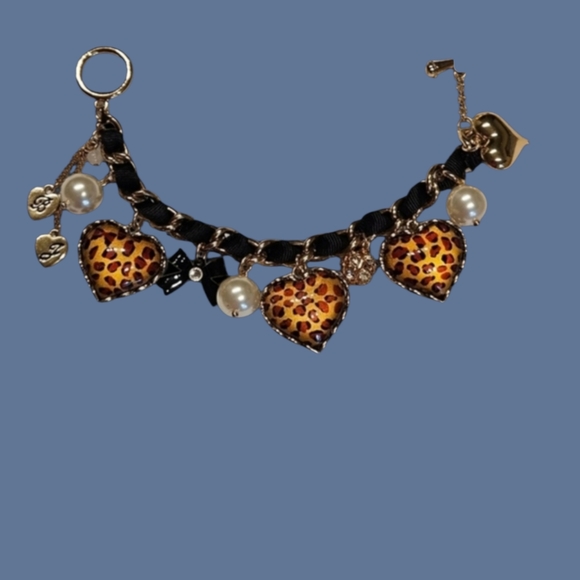 Betsey Johnson Jewelry - 💛🐆Betsey Johnson Cheetah Big Cat Print Puffy Hearts Charm Toggle Bracelet NWOT